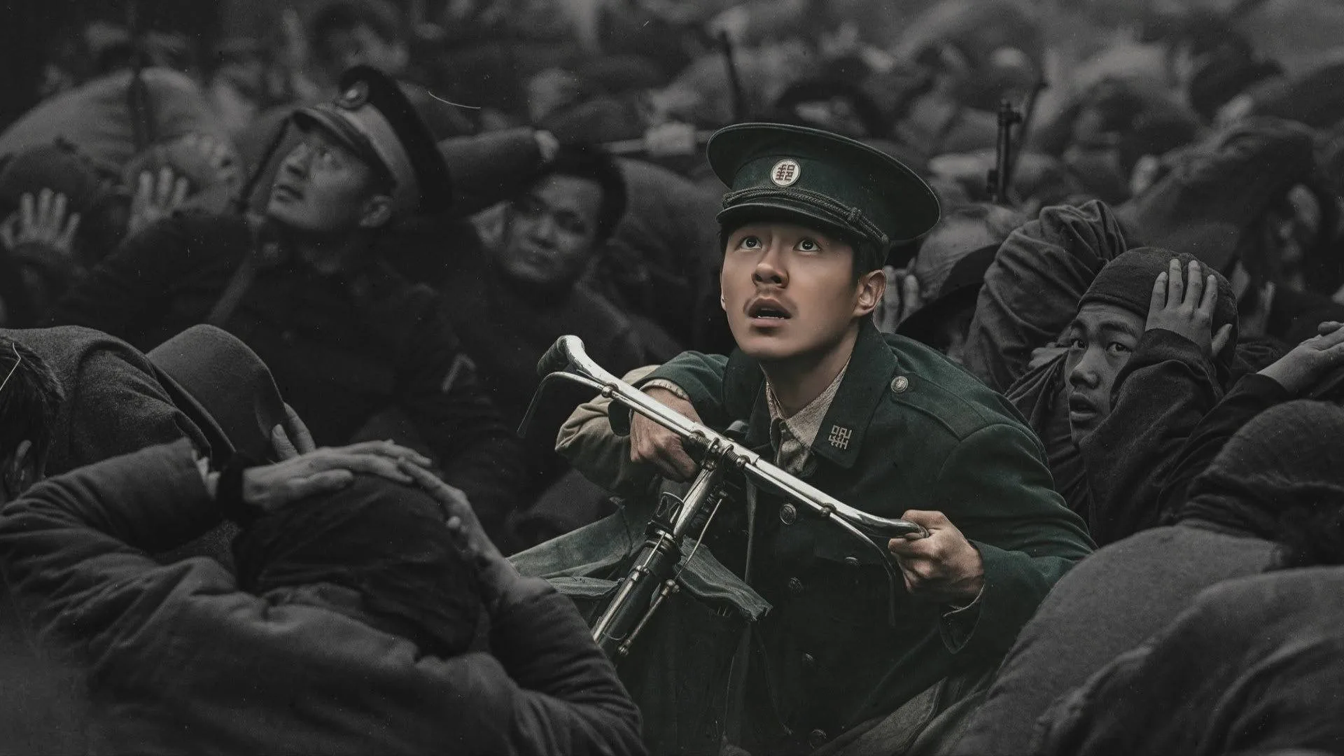 《南京照相馆》剧照：阿昌推着自行车，挤在人群中。