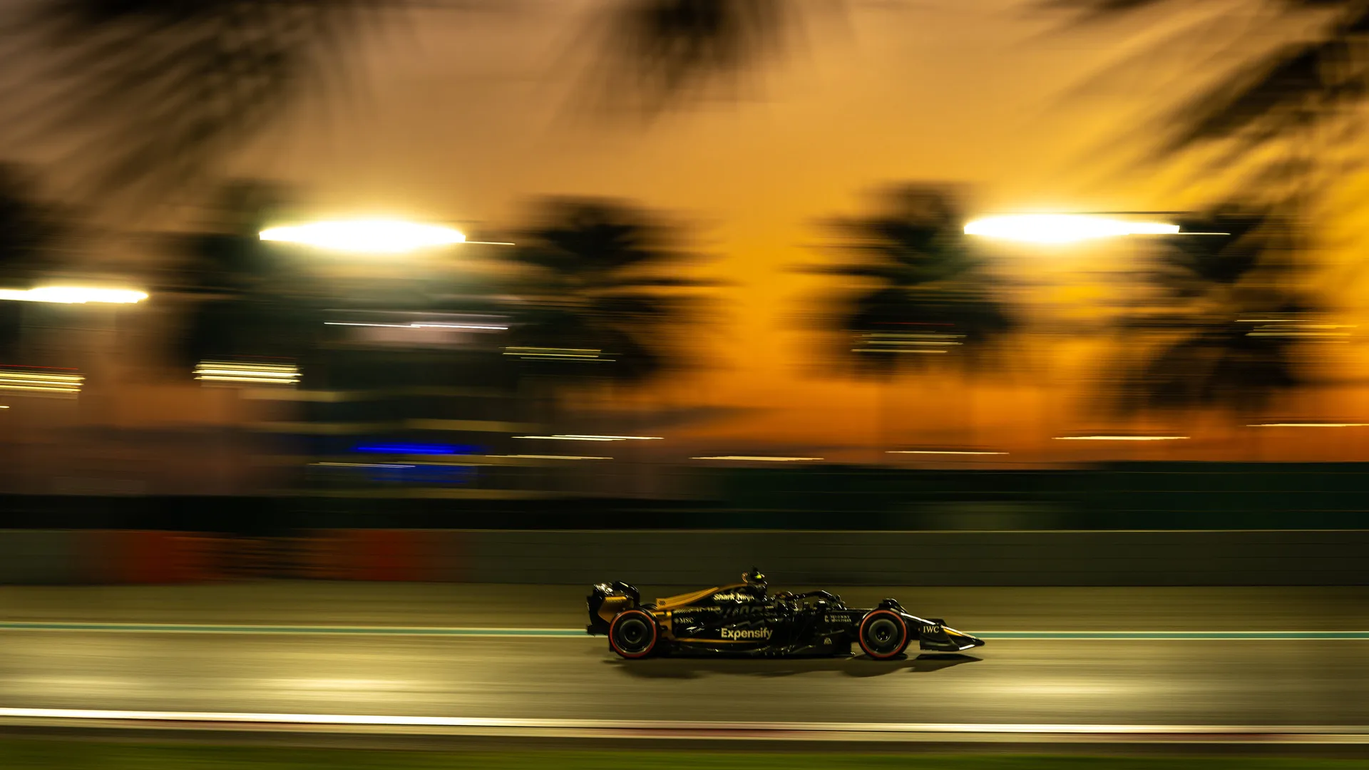 《F1：狂飙飞车》剧照：赛车在夜色中的赛道上疾驰。
