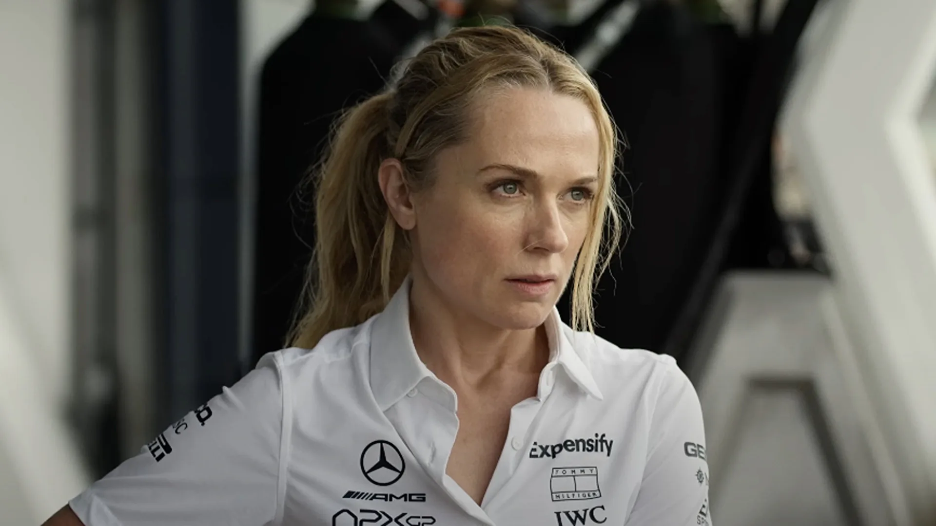《F1：狂飙飞车》剧照：凯特在车队工作区域注视前方。