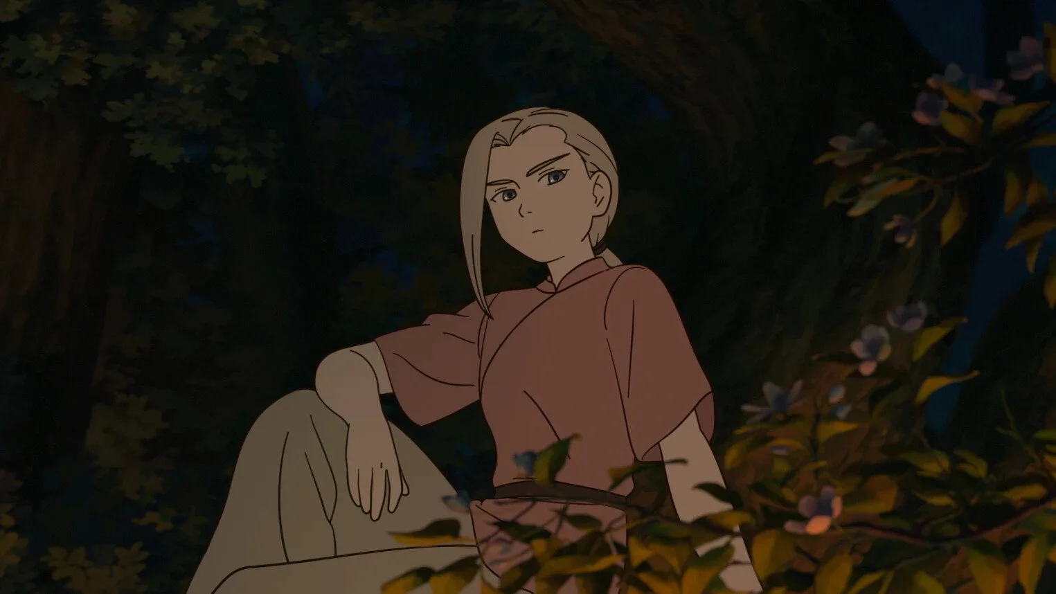 《罗小黑战记2》剧照：女子在夜色中的树林里回过头。
