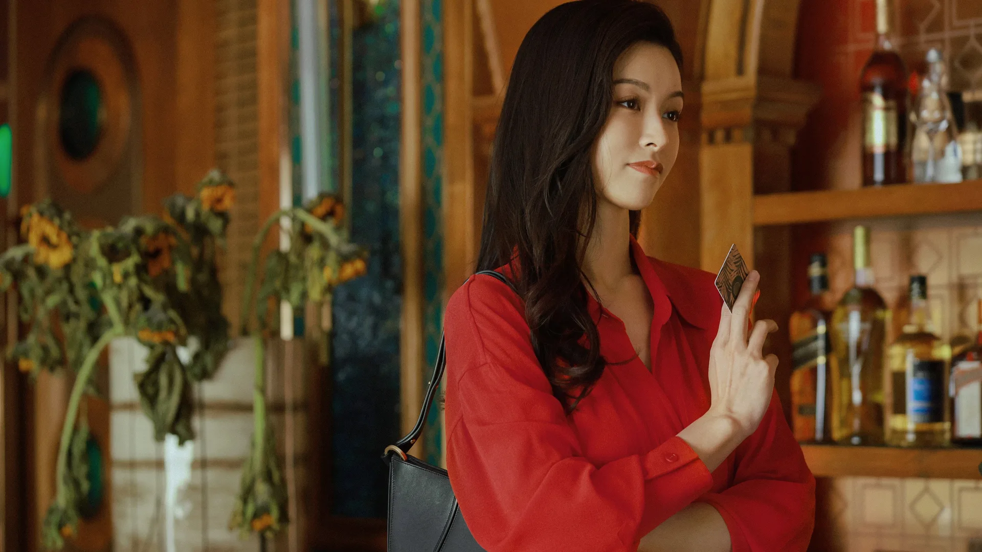 《消失的她》剧照：文咏珊饰演的女子穿着红衣，坐在酒吧内。