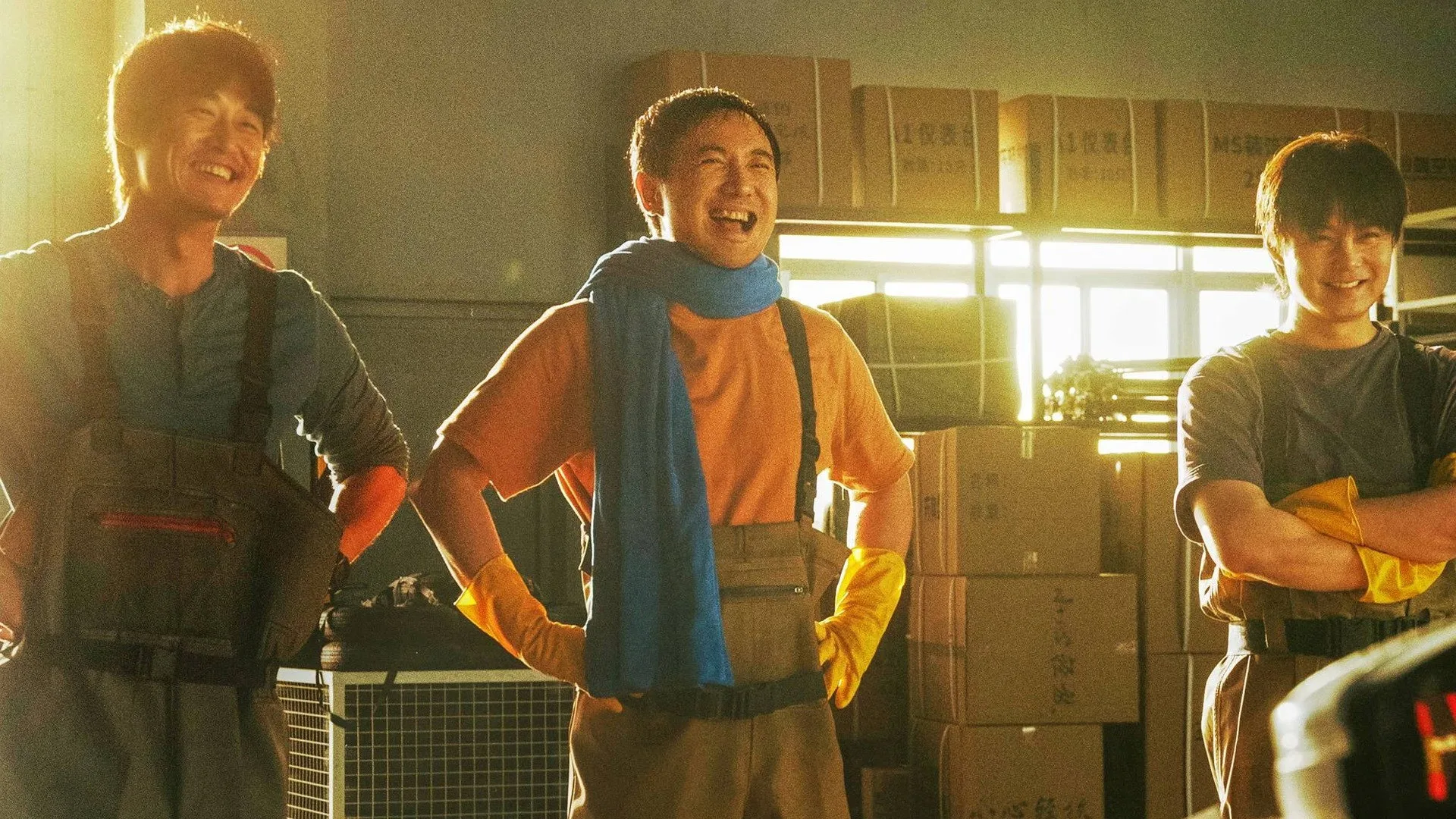 《飞驰人生3》剧照：张驰和同伴们在车间中开怀大笑。